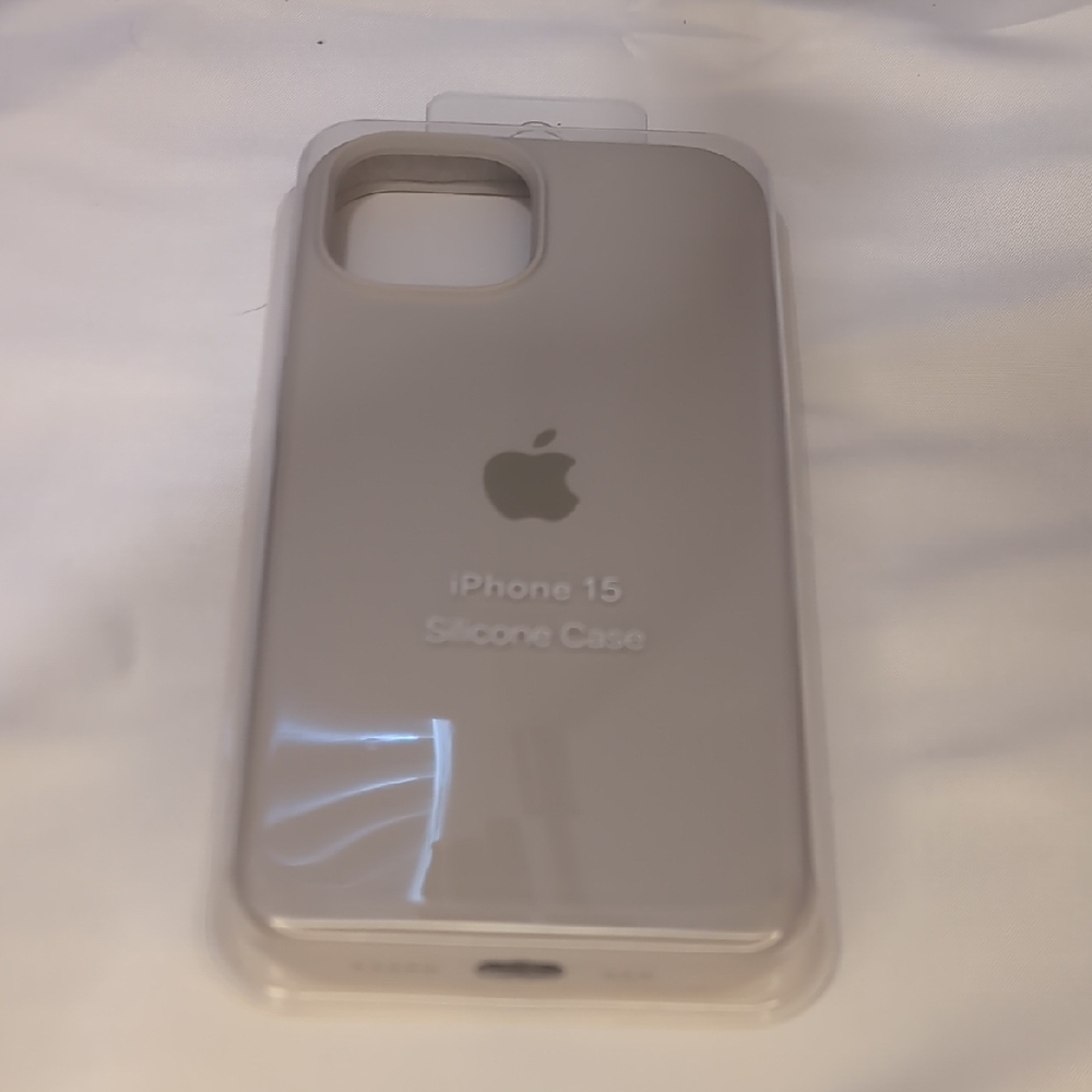 Apple iPhone 15 Silicone Case - Silver